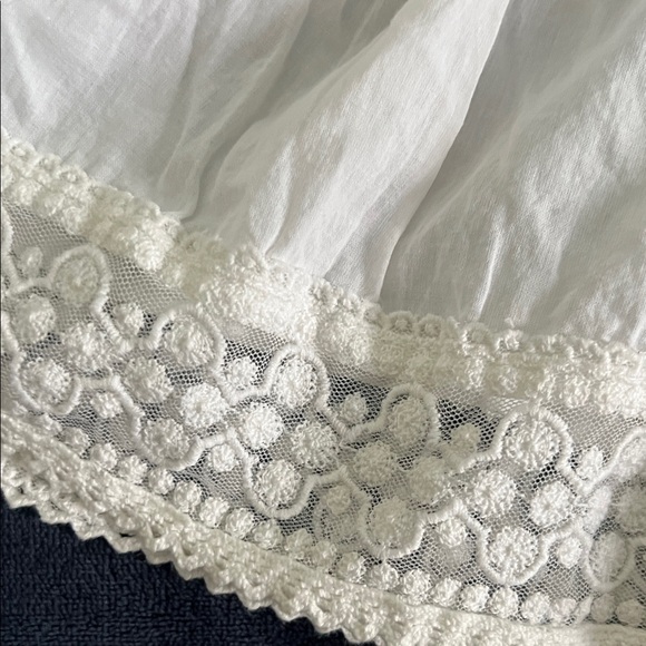 VENUS White Blouse with Gold Embroidery - Picture 4 of 5